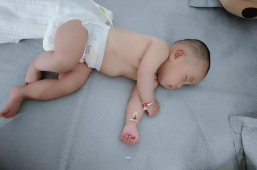 双鸭山宝宝胳膊上起红疙瘩